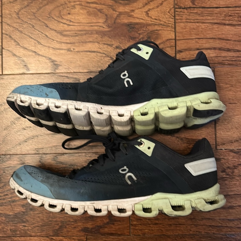 MENS 9.5 ON RUNNING SHOES